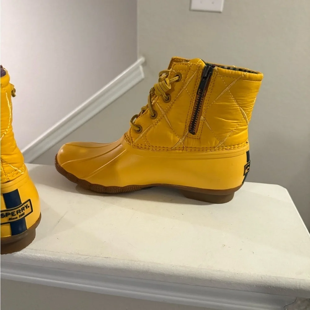 Sperry Women's Saltwater Quilted Nylon Duck Boots in mustard yellow Size 6.5